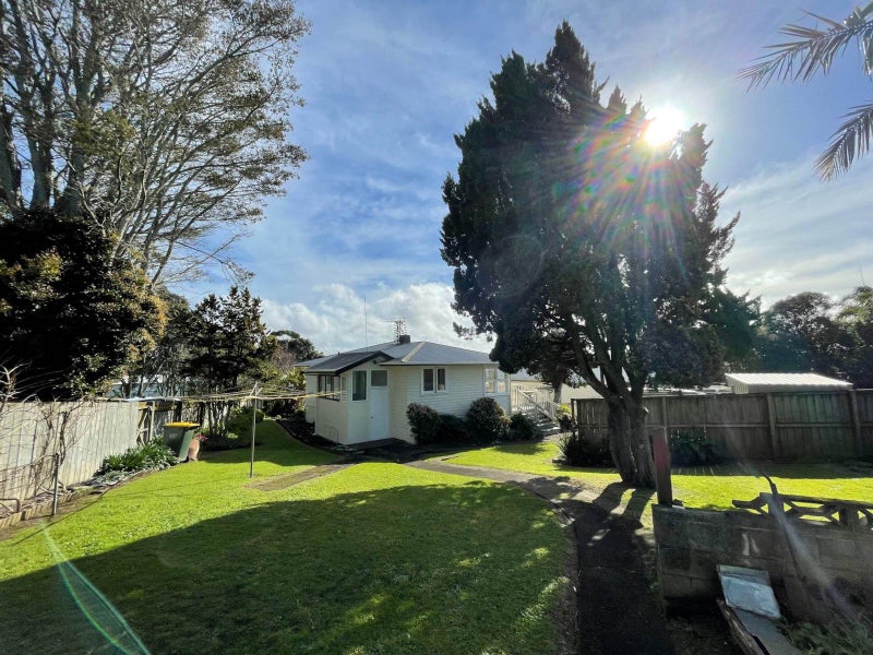 97 Bond Crescent, Forrest Hill, Auckland - Carousel 1