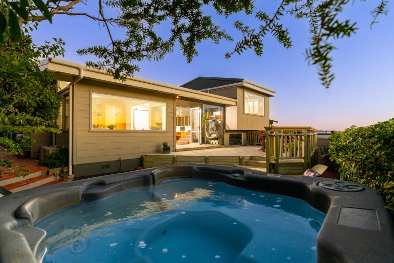 15 Rangitane Street, Maupuia, Wellington - Carousel 1