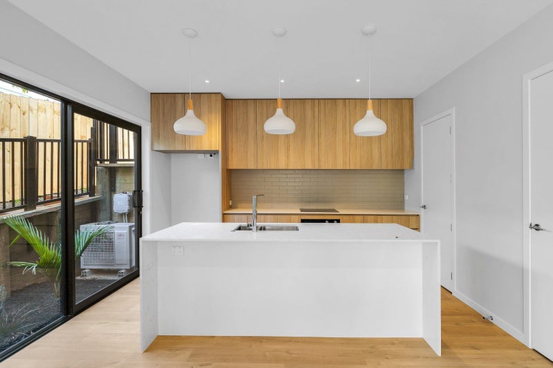 9D De Luen Street, Point Chevalier, Auckland - Carousel 2