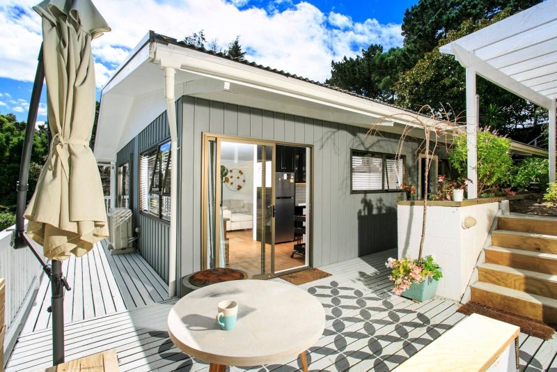 990 East Coast Road, Northcross, Auckland - Carousel 1