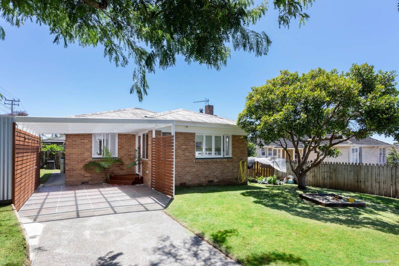 25 Waddell Avenue, Point England, Auckland - Carousel 1