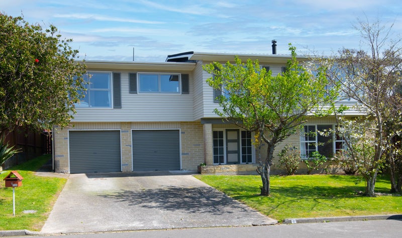 9 Mckeefry Grove, Tawa, Wellington - Carousel 2