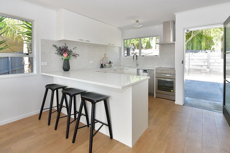 3 Sapphire Place, Bayview, Auckland - Carousel 2