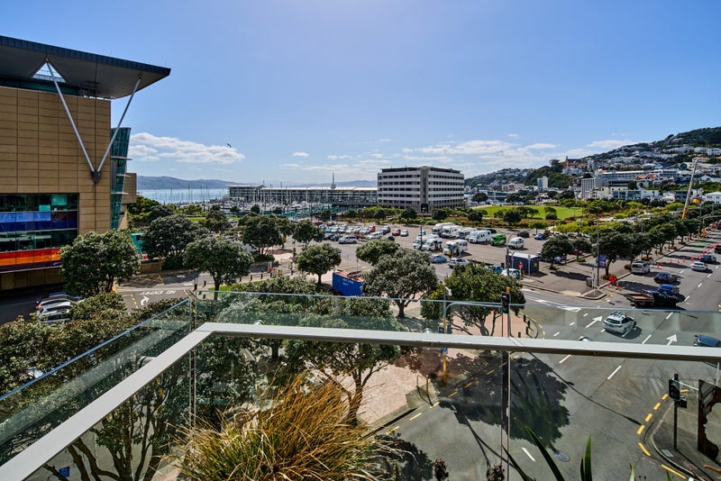 4E/82 Cable Street, Te Aro, Wellington - Carousel 1