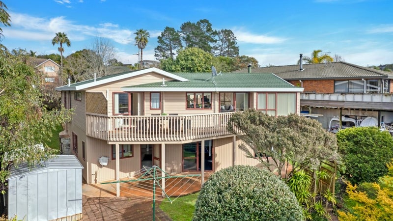 8 Princess Maria Place, Massey, Auckland - Carousel 1