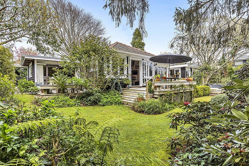 8 Sequoia Grove, Merrilands, New Plymouth - Carousel 1