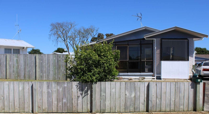 11 Pamela Place, Deanwell, Hamilton - Carousel 1