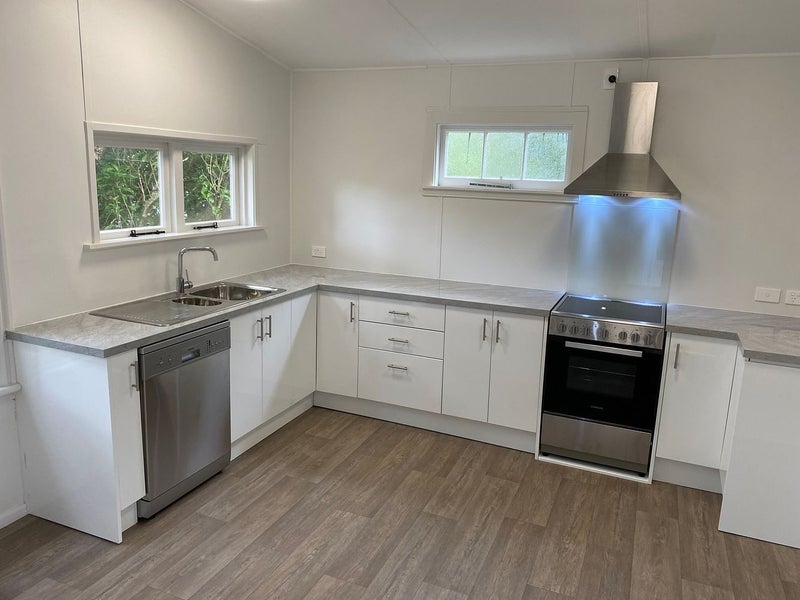 128 Trelissick Crescent, Ngaio, Wellington - Carousel 1