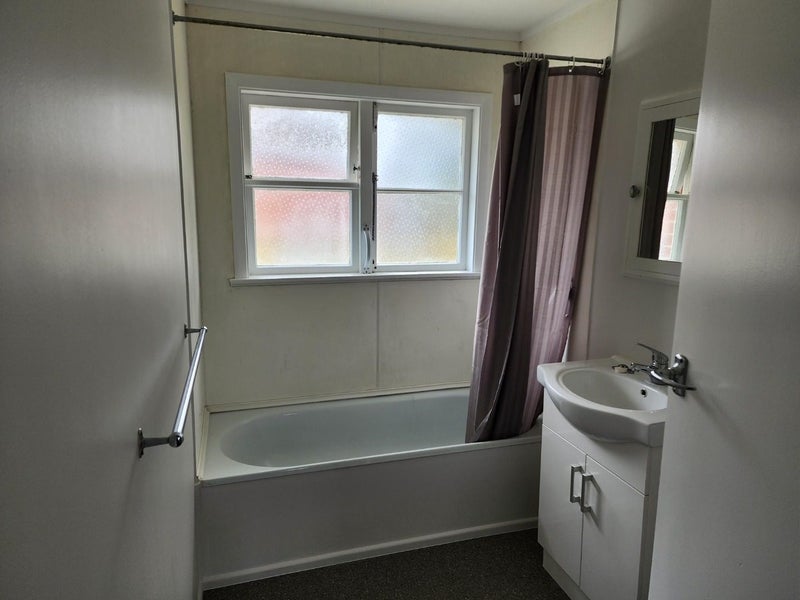 2/8 Ararino Street, Trentham, Upper Hutt - Carousel 7