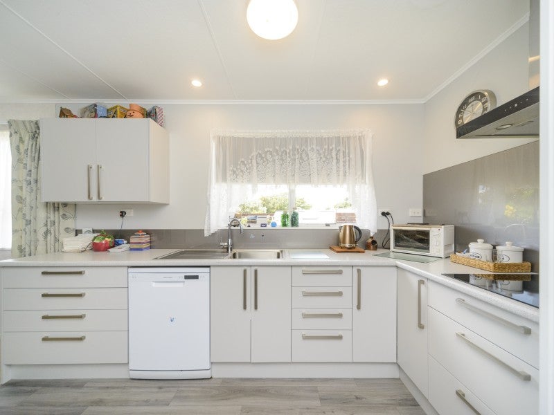 4 Christian Place, Awapuni, Palmerston North - Carousel 2