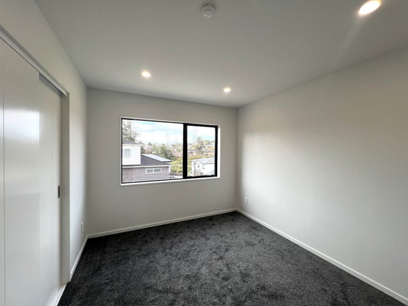 2/16 Reynella Drive, Massey, Auckland - Carousel 12