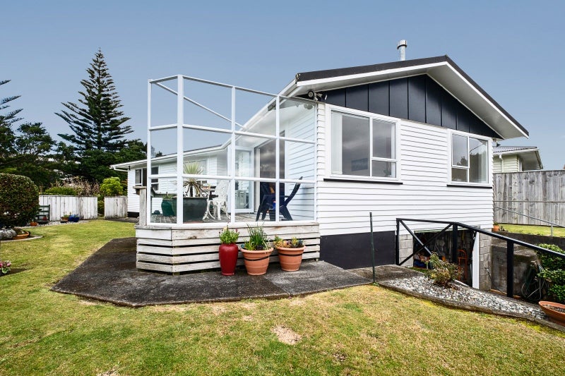 6 Eton Place, Spotswood, New Plymouth - Carousel 1