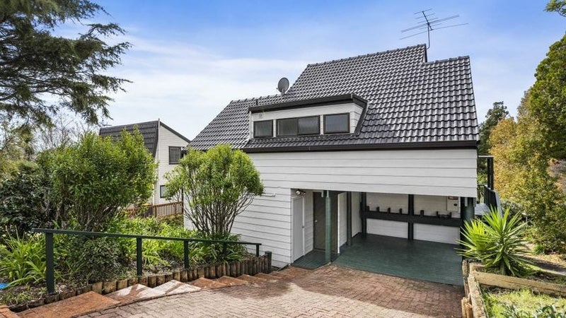 8 Lynngate Place, Hillcrest, Auckland - Carousel 1