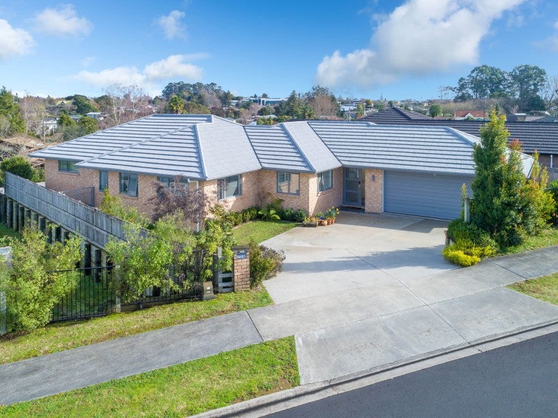 2 Blackwood Crescent, Glenview, Hamilton - Carousel 1