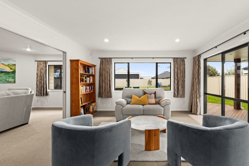 5 Lardon Place, Frimley, Hastings - Carousel 2