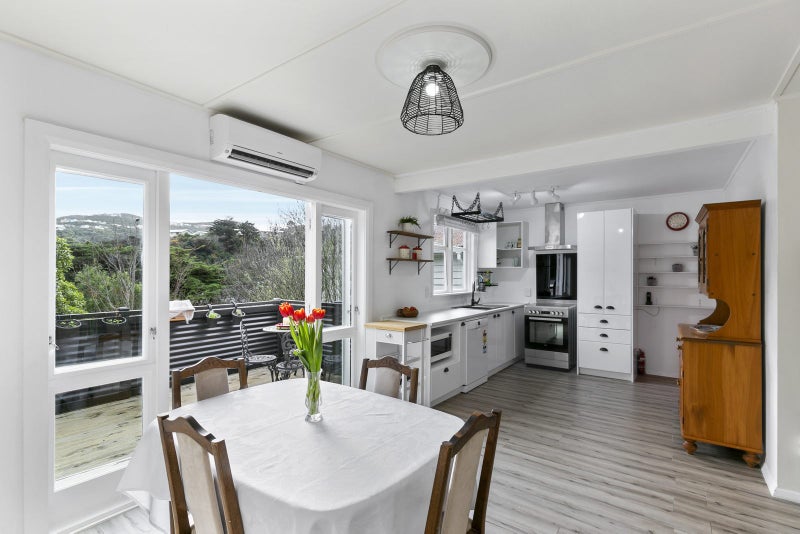 8 Collier Avenue, Karori, Wellington - Carousel 2