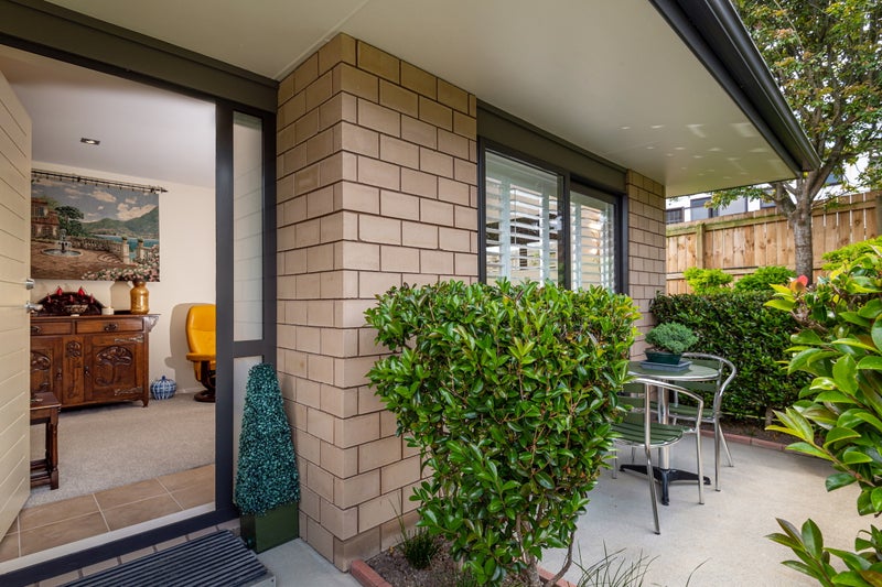 4 Royalle Mews, Botany Downs, Auckland - Carousel 2