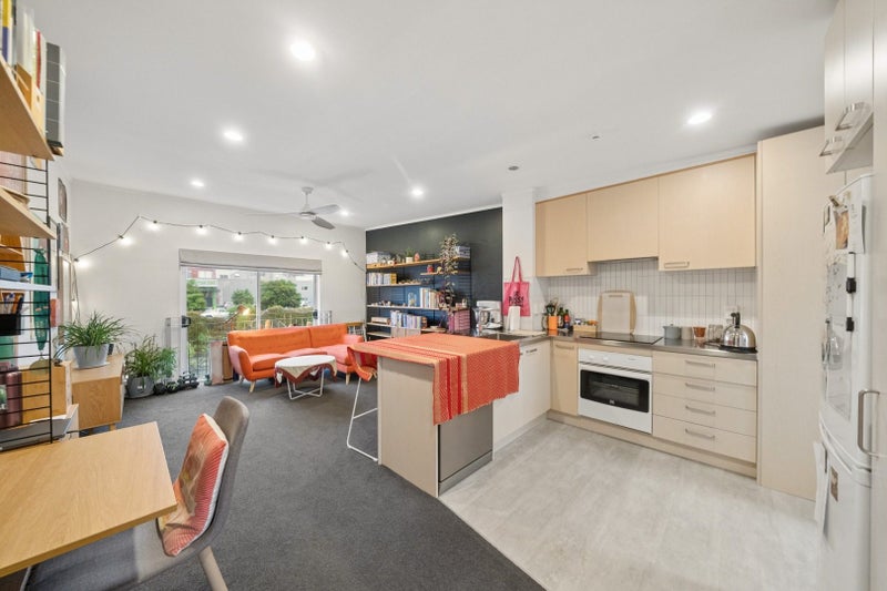 10/3 Kelvin Grove, Te Aro, Wellington - Carousel 2