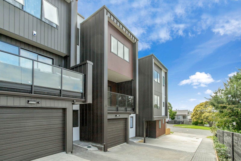 2/56 Ernie Pinches Street, Mount Roskill, Auckland - Carousel 1