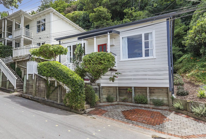 33 Patanga Crescent, Thorndon, Wellington - Carousel 1