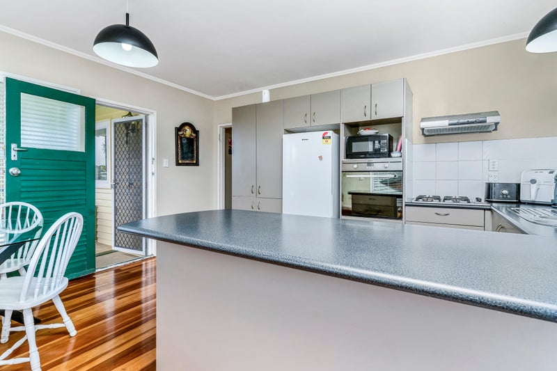 25 Cliff View Drive, Green Bay, Auckland - Carousel 2