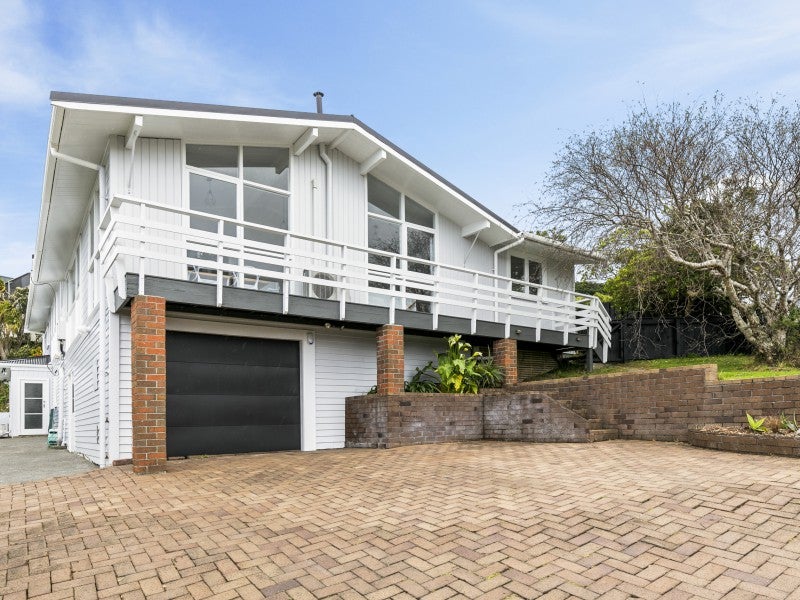 29 Acacia Avenue, Maungaraki, Lower Hutt - Carousel 1