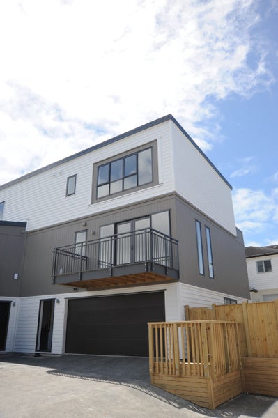 7/11 Oteha Valley Road, Northcross, Auckland - Carousel 1