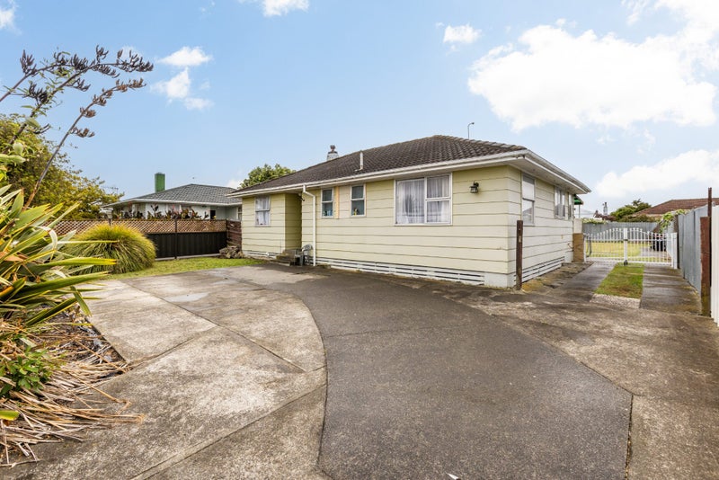 25 Curling Crescent, Onekawa, Napier - Carousel 1