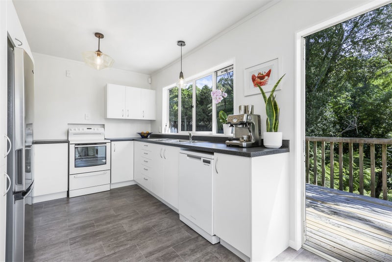 4 Essendon Court, Glenview, Hamilton - Carousel 2