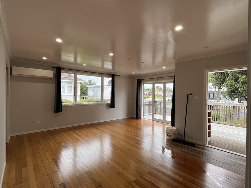 17 Tuakiri Street, Point England, Auckland - Carousel 2