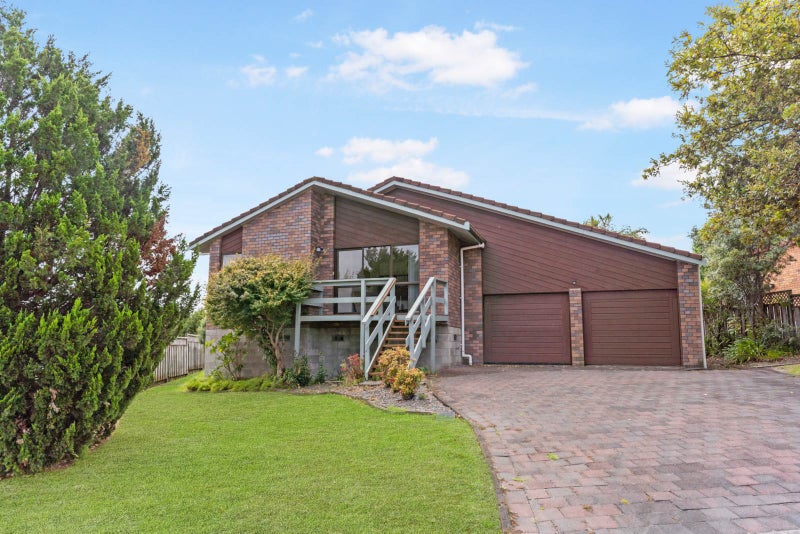 4 Delisle Place, Windsor Park, Auckland - Carousel 1