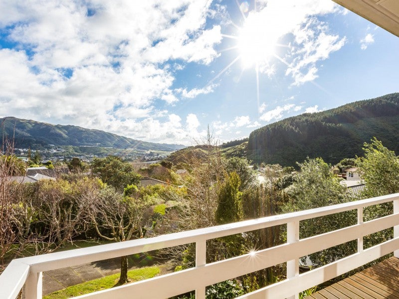 4 Wilmshurst Place, Tawa, Wellington - Carousel 2