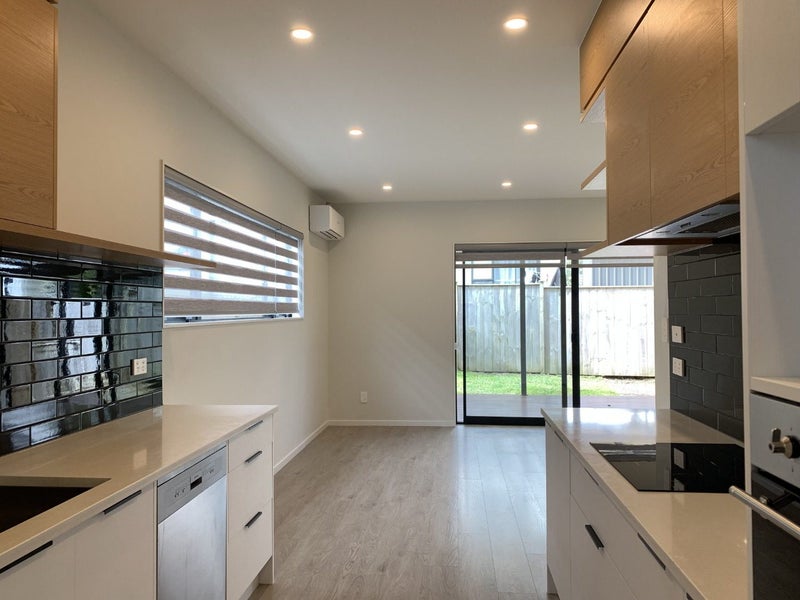 1/18 Kaimai Avenue, Massey, Auckland - Carousel 1