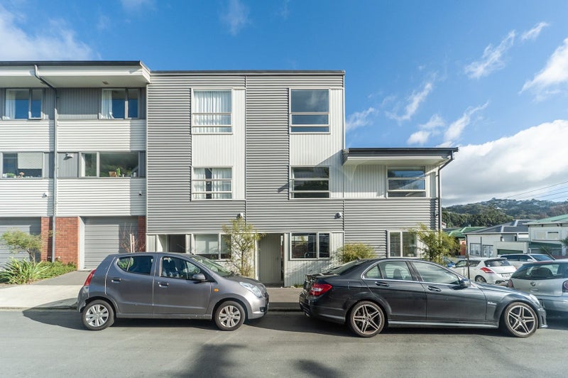 2/24 Princess Terrace, Newtown, Wellington - Carousel 1