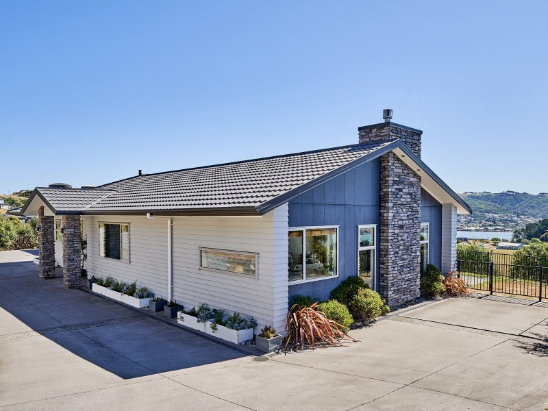 2 Hauroko Glen, Aotea, Porirua - Carousel 2