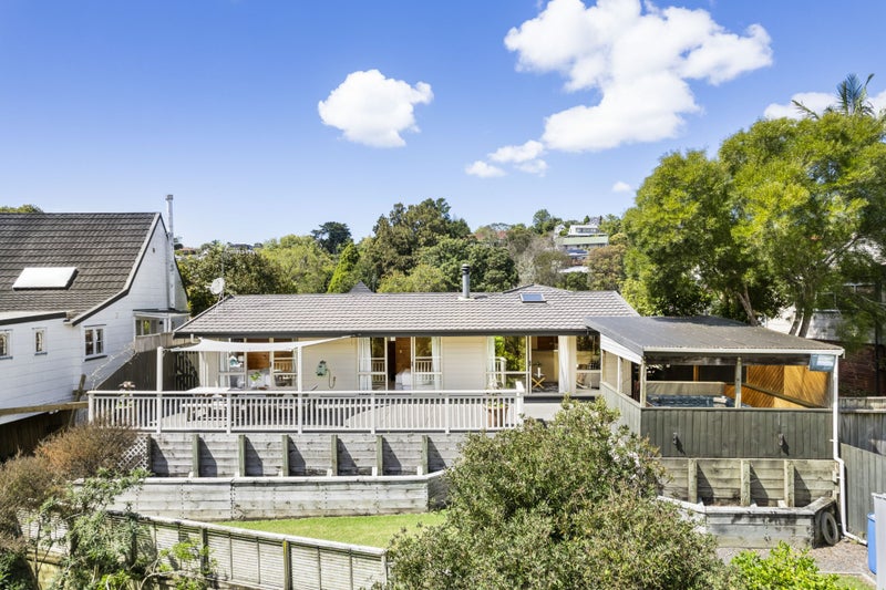 7 Scarlock Avenue, Browns Bay, Auckland - Carousel 2