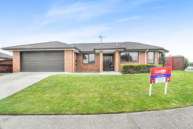 11 Parkside Drive, Huntington, Hamilton - Carousel 1