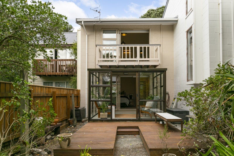 2/8 Narbada Crescent, Khandallah, Wellington - Carousel 1