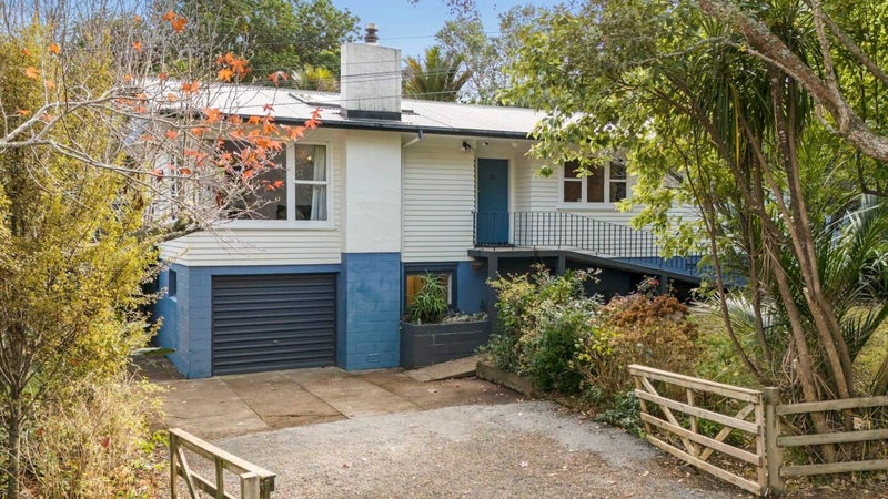 1 Rimutaka Place, Titirangi, Auckland - Carousel 1