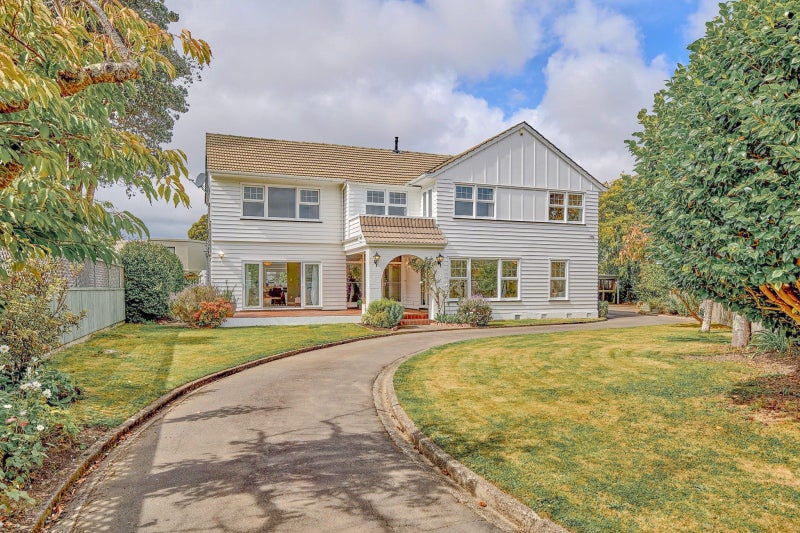 8 St Andrews Grove, Boulcott, Lower Hutt - Carousel 1