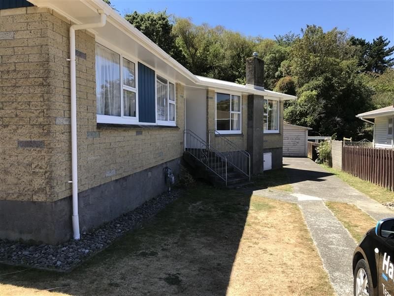 12C Victory Crescent, Tawa, Wellington - Carousel 1