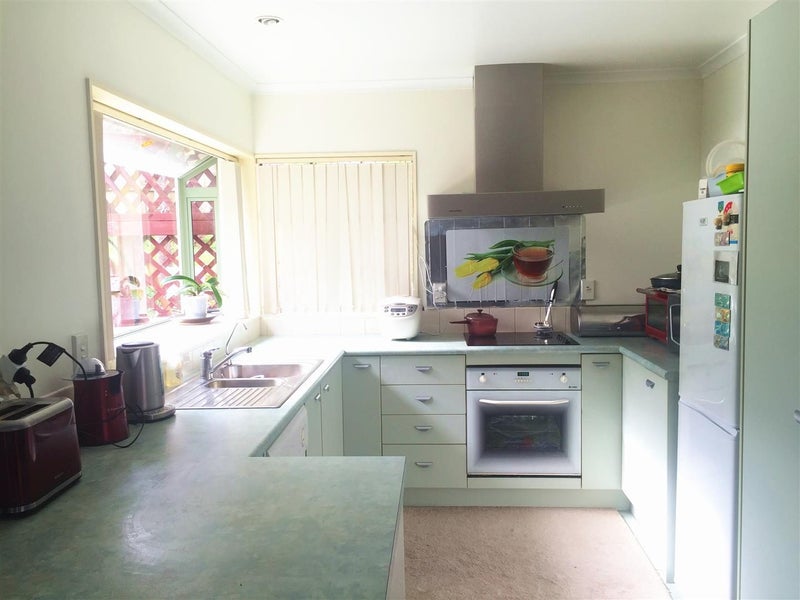4 Baltic Place, Goodwood Heights, Auckland - Carousel 2