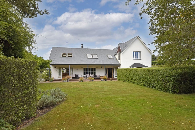 8 Whitewood Crescent, Christchurch - Carousel 1