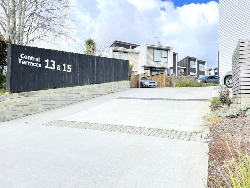 10/15 Chivalry Road, Glenfield, Auckland - Carousel 1