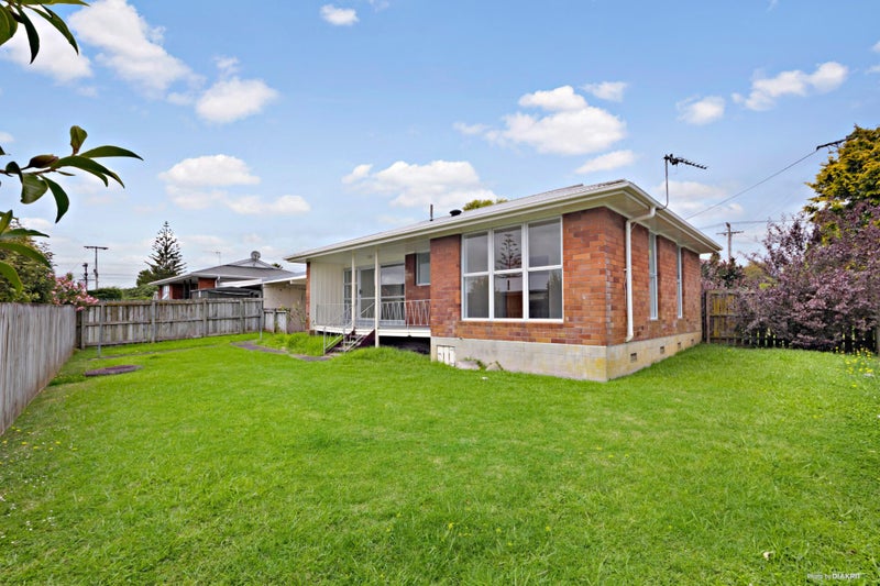 1/1 Northall Road, New Lynn, Auckland - Carousel 1