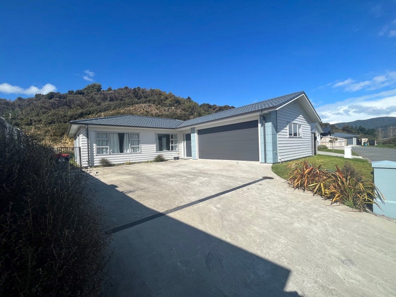 17 Barry Groucott Grove, Wainuiomata, Lower Hutt - Carousel 1