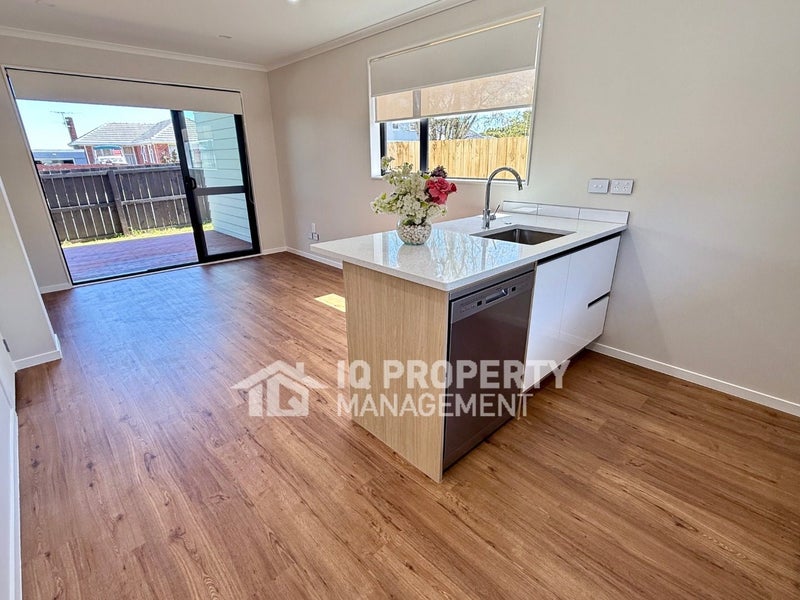 2/3 Royal View Road, Te Atatu South, Auckland - Carousel 2