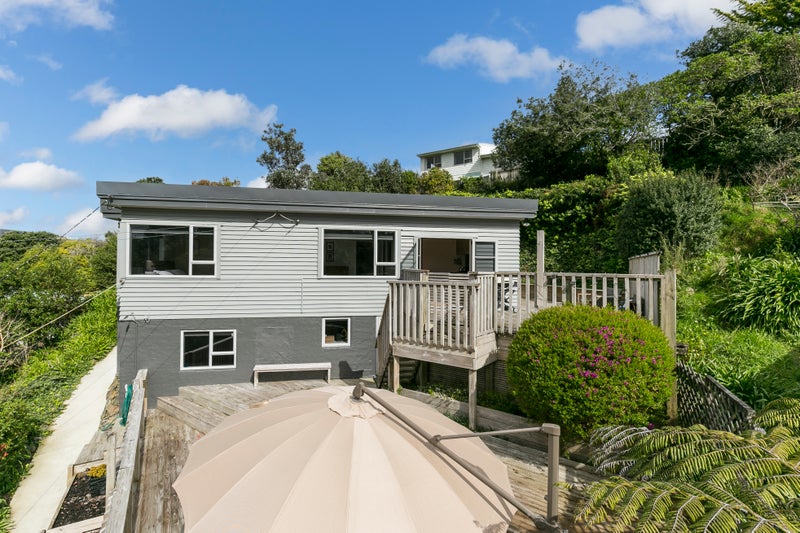 7 Victory Crescent, Tawa, Wellington - Carousel 1
