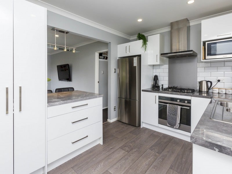 2/15 LANE Street, Wallaceville, Upper Hutt - Carousel 1