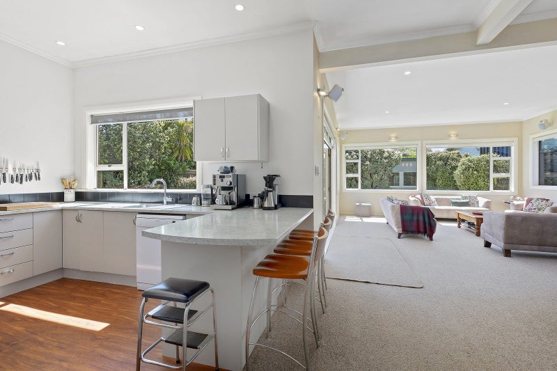 98 Apu Crescent, Lyall Bay, Wellington - Carousel 2